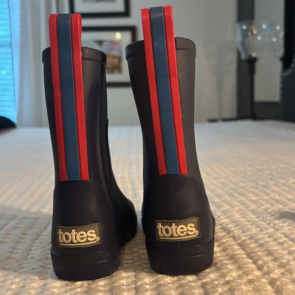 Totes toddler rain boots - size 7-8 - Picture 2 of 3